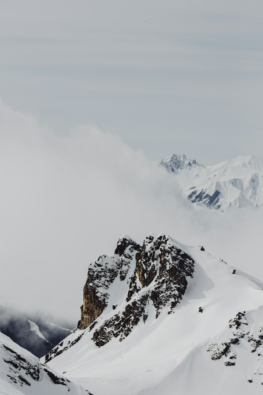 montagne che coprono la neve durante il giorno