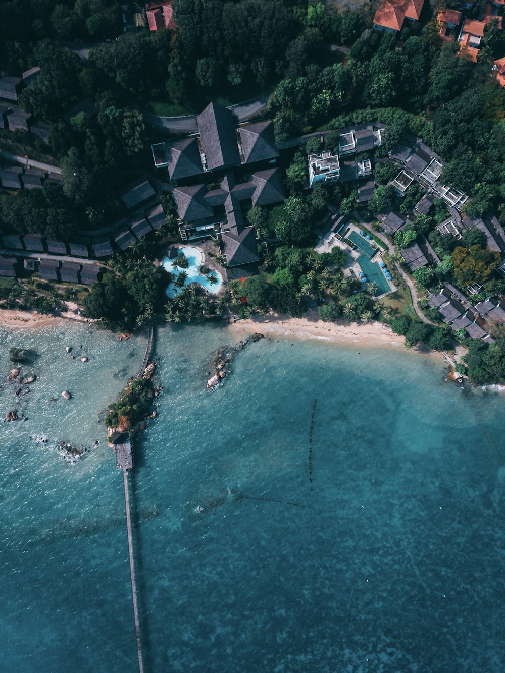 Photographie aérienne d’un complexe hôtelier avec piscine au bord de la plage