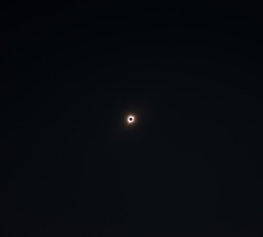 Una foto in bianco e nero di un'eclissi solare