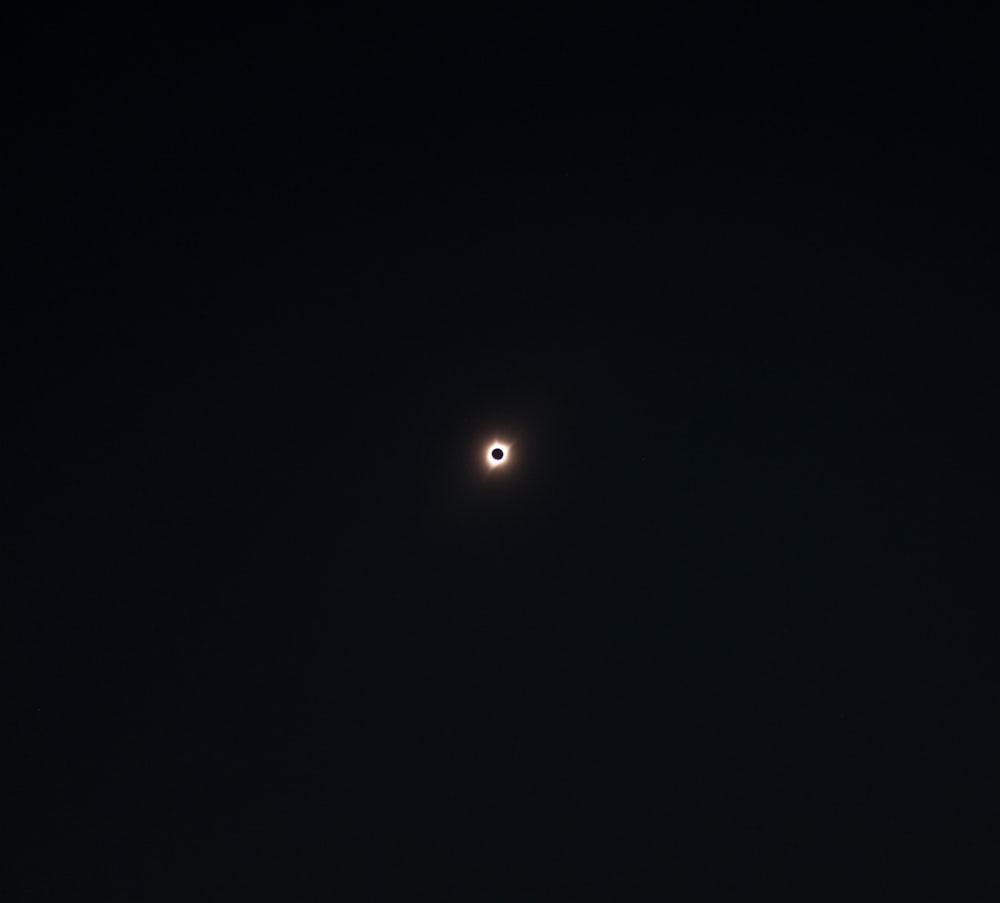 uma foto em preto e branco de um eclipse solar