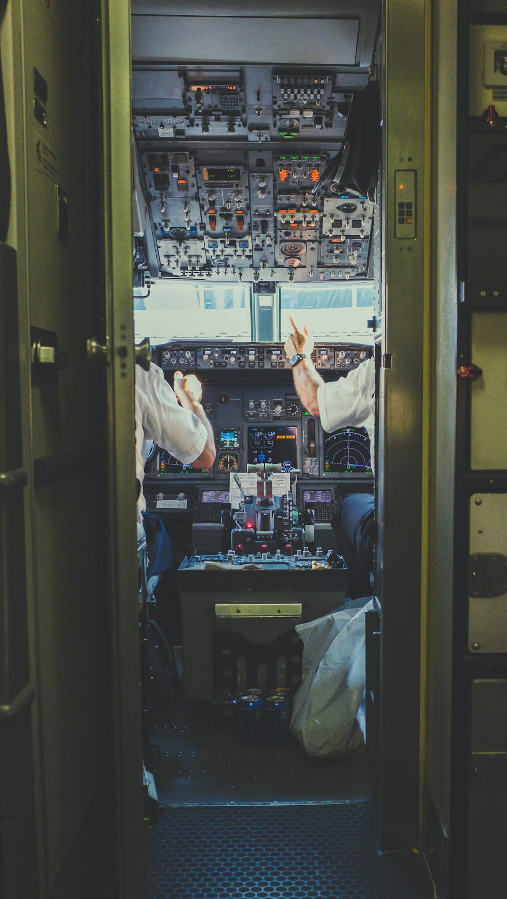 Piloto e copiloto dentro do cockpit do avião