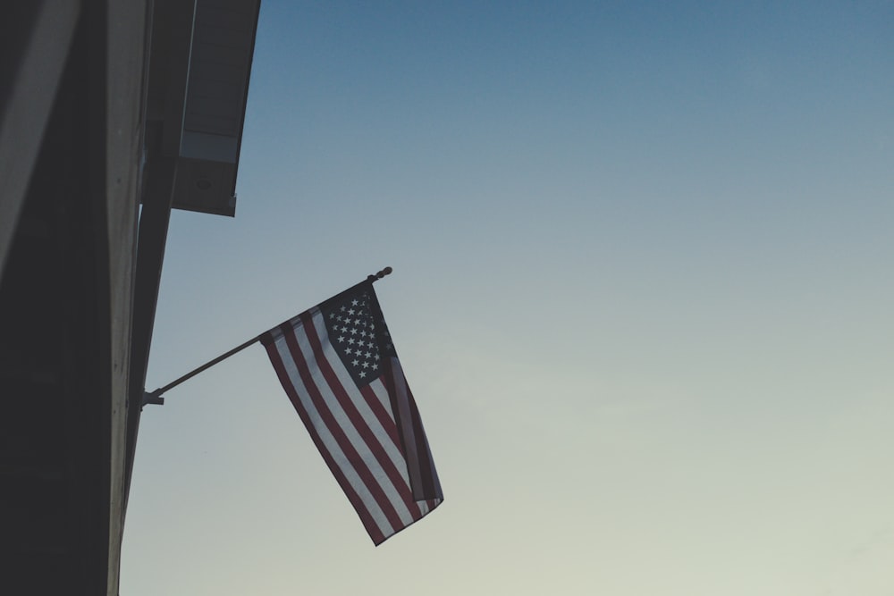 Amerikanische Flagge auf dem Gebäude