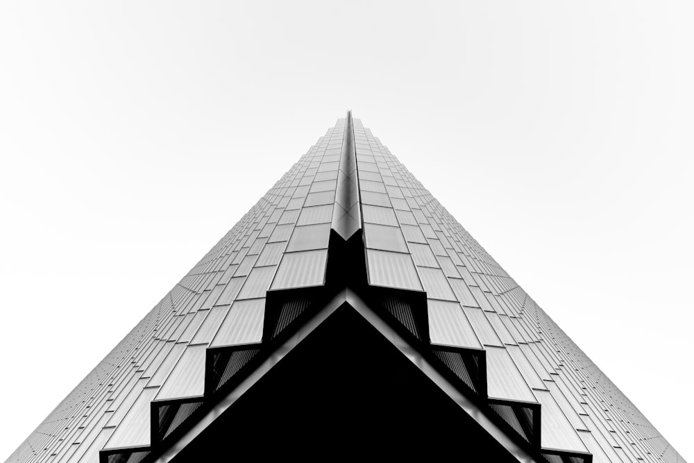 매우 높은 건물의 흑백 사진