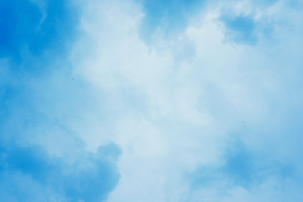 Dachentlüftung Auf Blauem Himmel Und Wolken Hintergrund