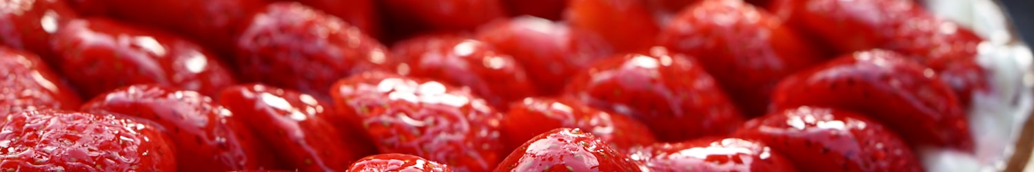 selective focus photography of strawberry pie