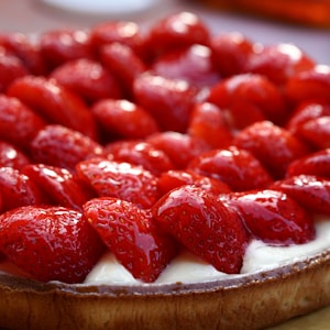 selective focus photography of strawberry pie