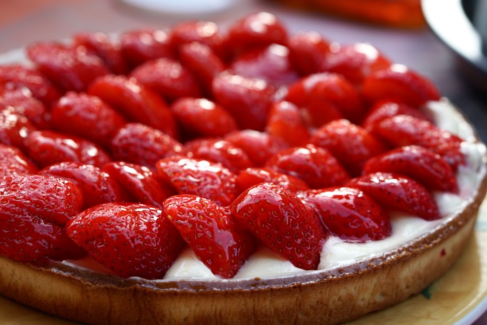 Selektive Fokusfotografie von Erdbeerkuchen