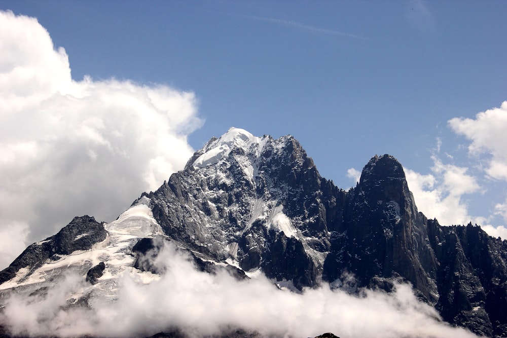 Montaña negra cubierta por nubes