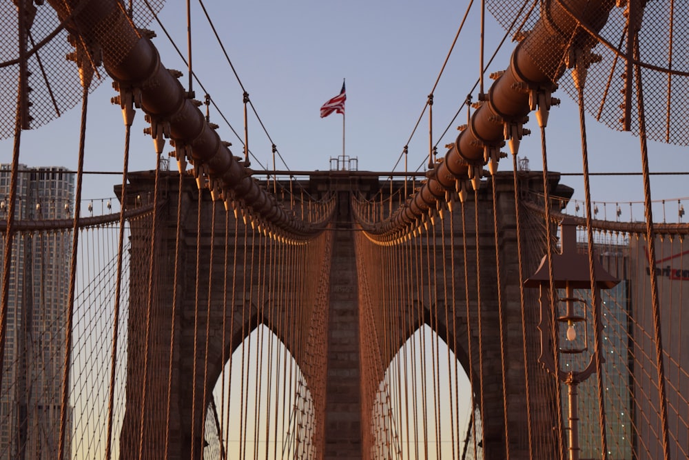 Photo en gros plan d’un pont de câbles rouge