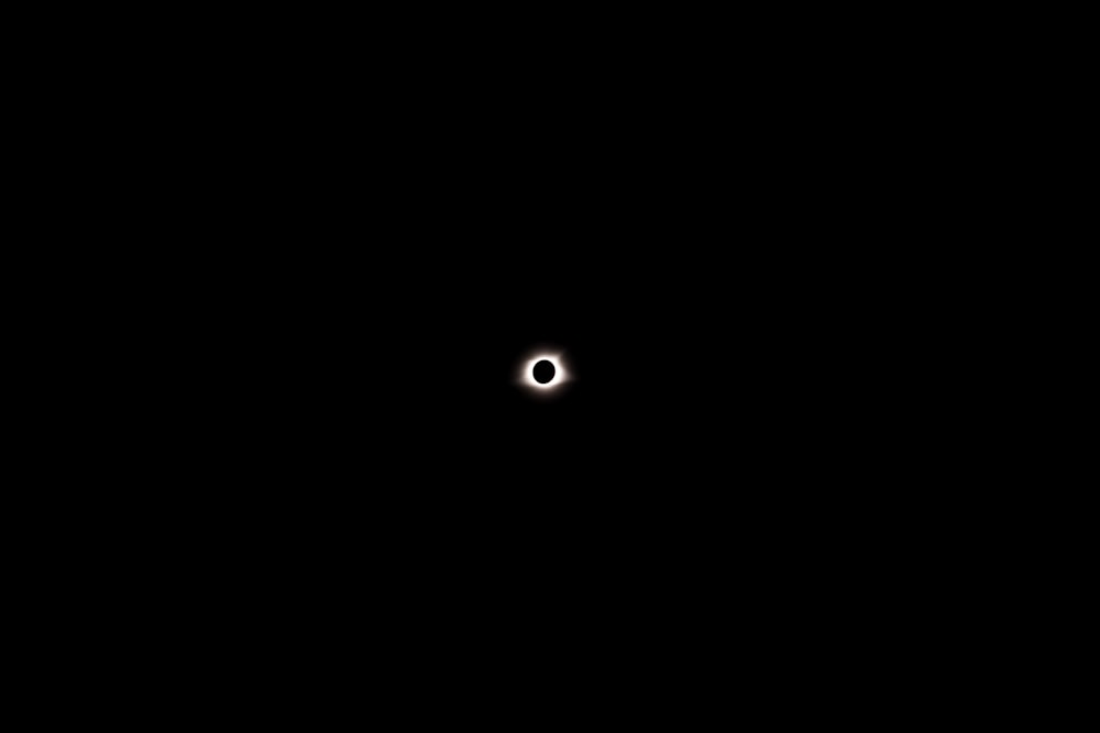 un fondo negro con un pequeño punto blanco en el centro