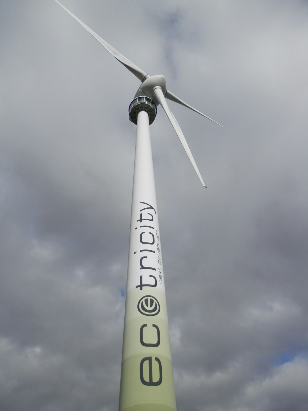 Weiße EC Tricity Windmühle unter bewölktem Himmel während des Tages