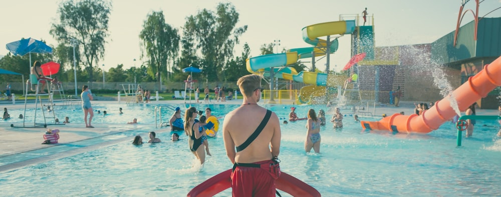 Mann steht vor einem Pool