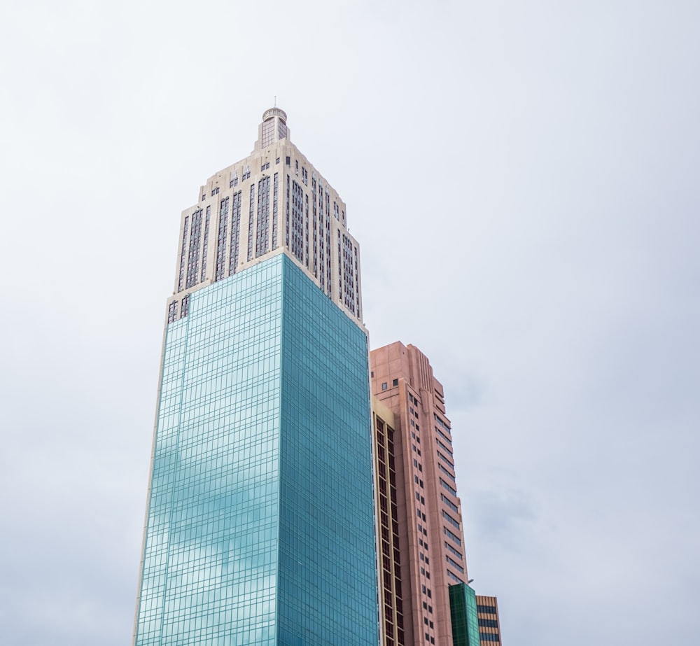 Edificio de gran altura con espejo