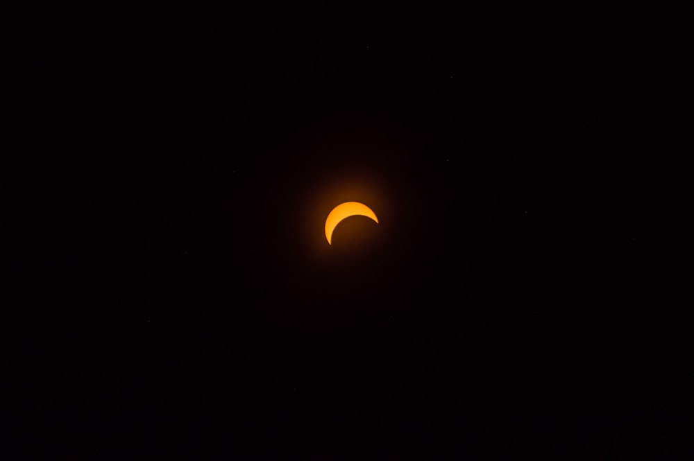 Vue de l’éclipse solaire pendant la nuit