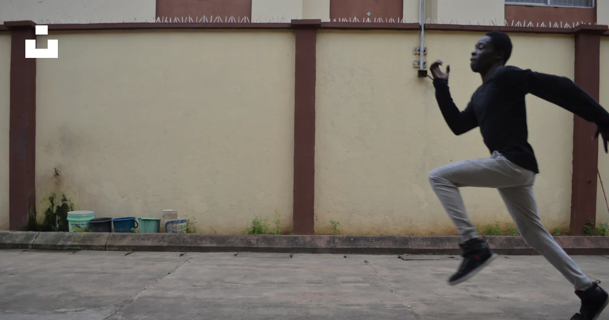 Man Rught Man lifting right leg on road photo – Free Egbeda Image on Unsplash