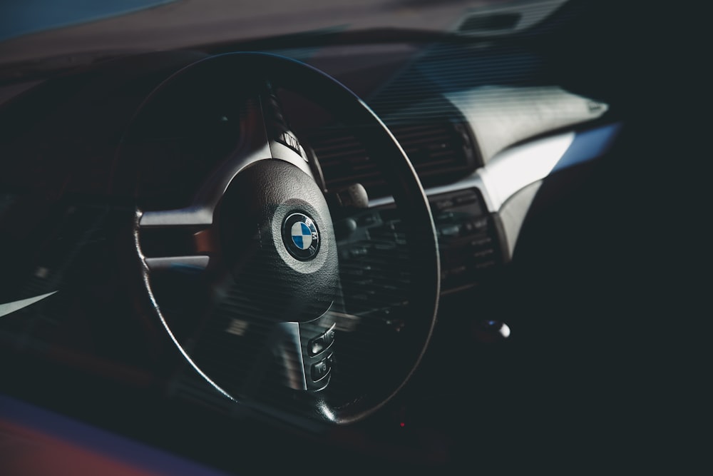 volante de coche BMW negro