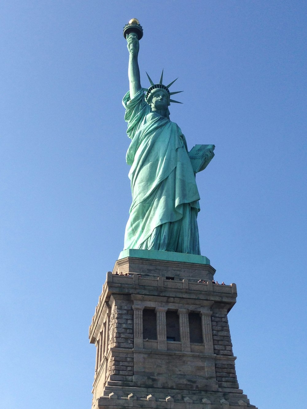 vue de dessous de la Statue de la Liberté