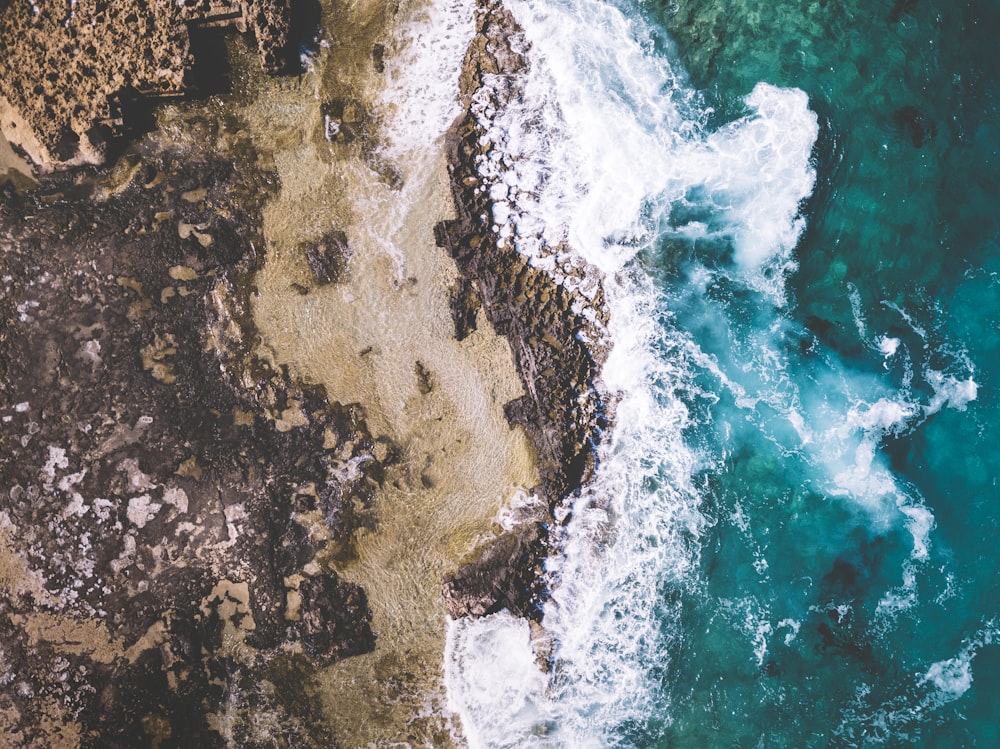 돌이 있는 해변의 항공 사진
