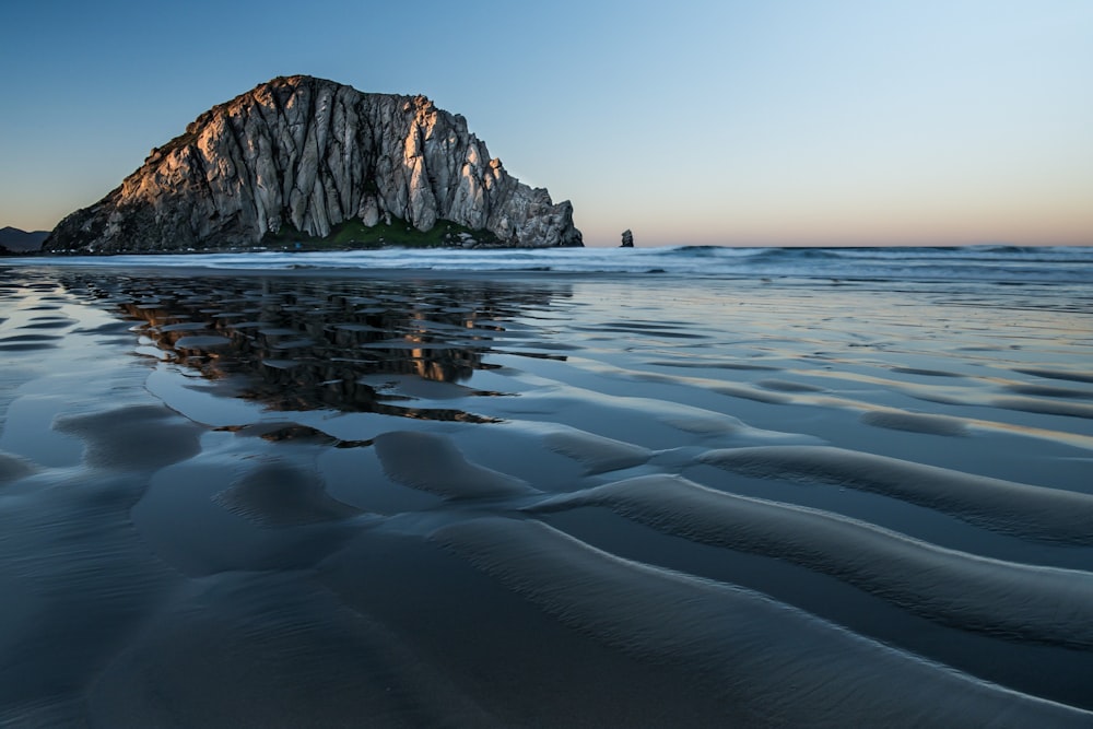 Montaña y cuerpo de agua durante el día