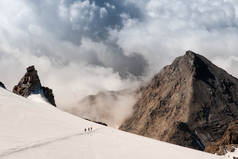 Menschen wandern auf Bergalpen mit Wolken