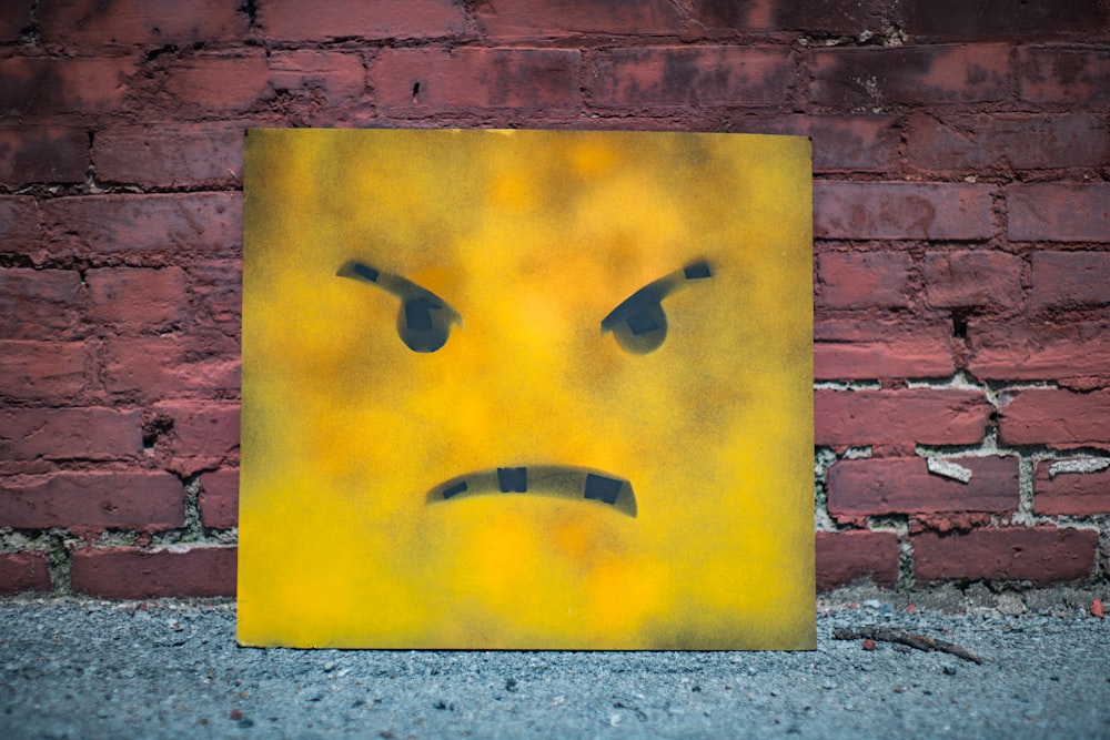 Arte de pared sonriente amarillo y negro