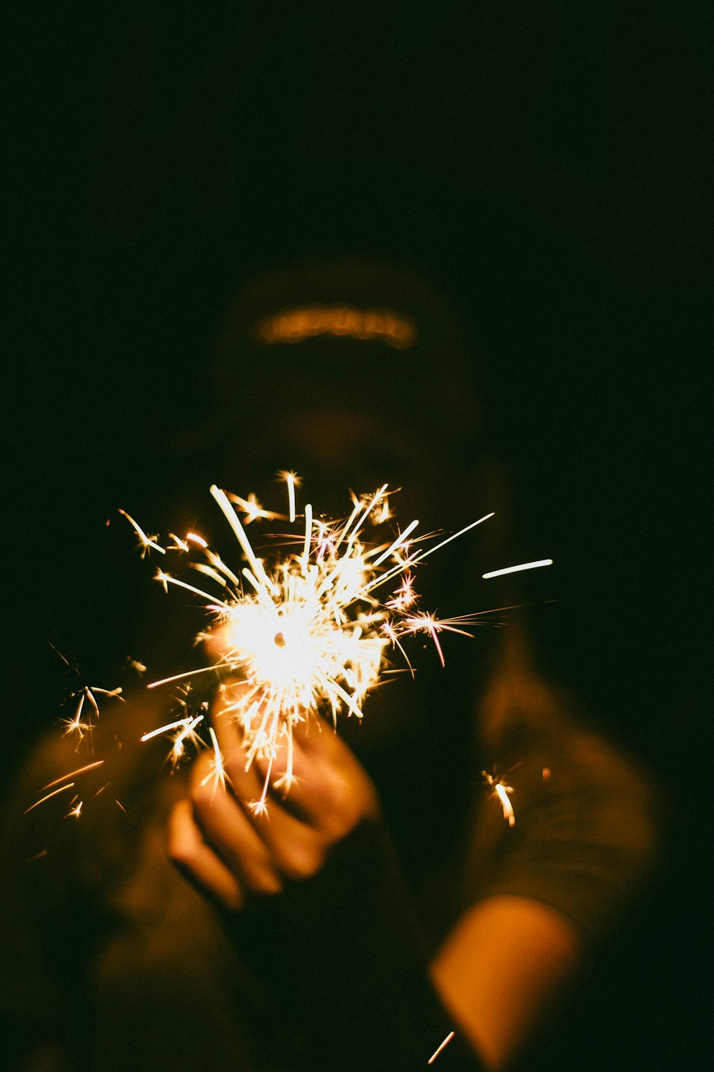 pessoa brincando com fogos de artifício