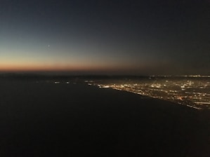 Visualization of urban heat island effect with detailed temperature gradients over a cityscape at dusk.