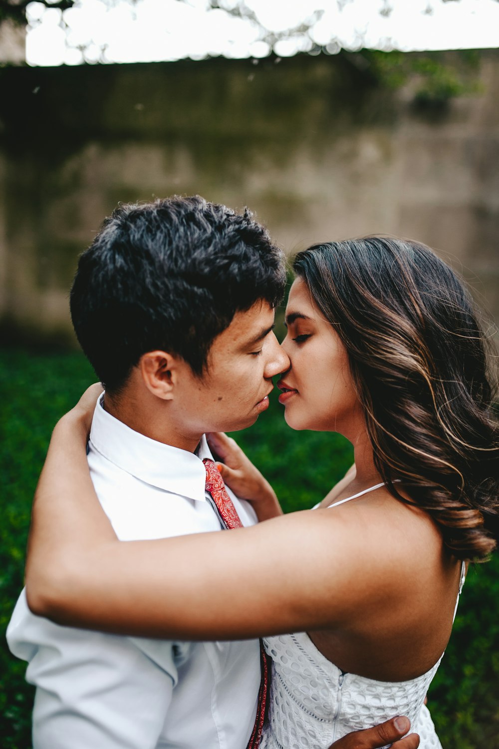 pareja a punto de besarse durante el día