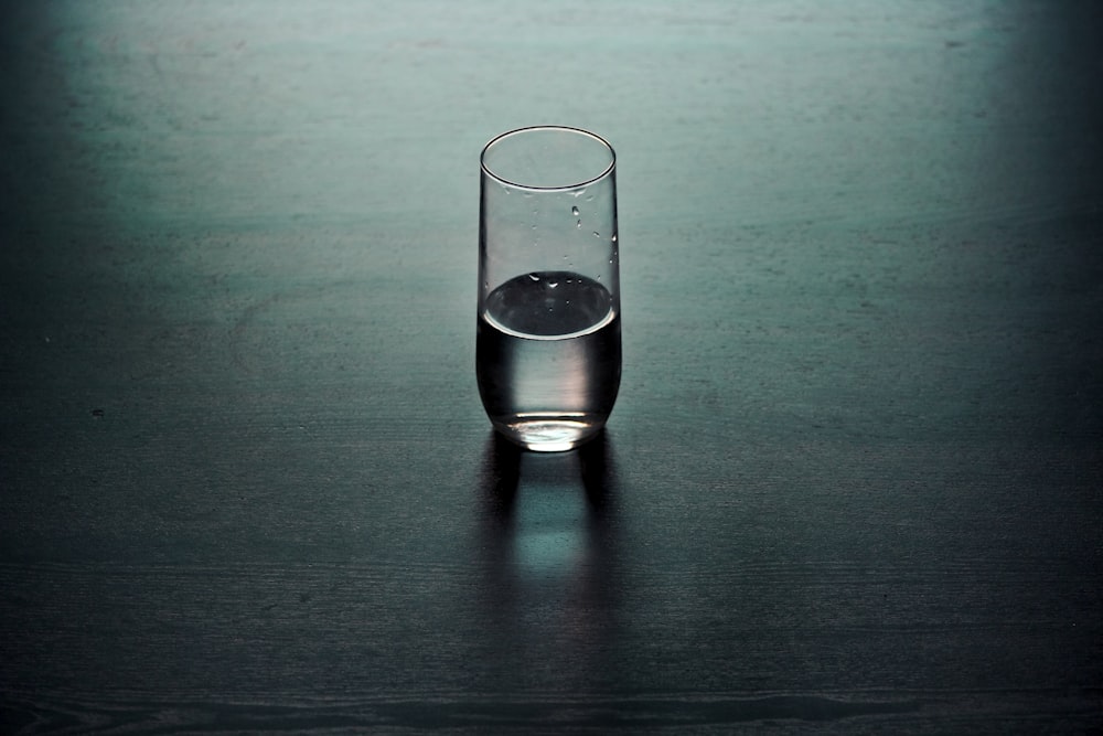 verre à boire clair sur une surface en bois brun