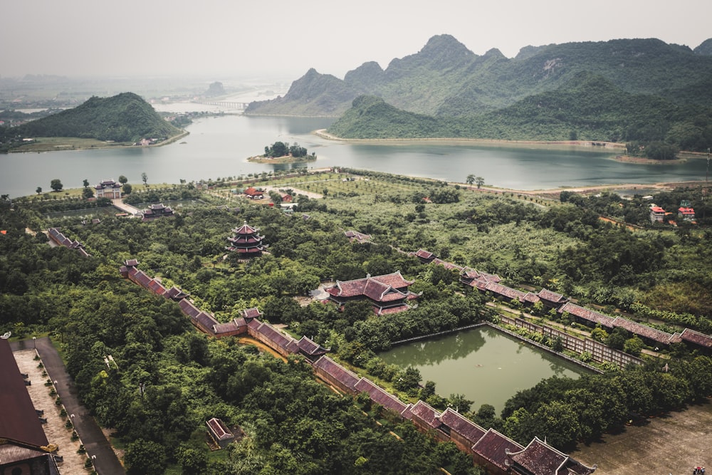 Photographie de vue aérienne du temple de la pagode brune pendant la journée