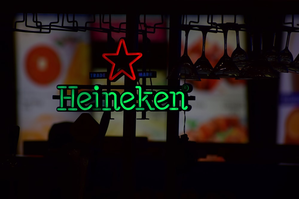 El letrero de neón rojo y verde de Heineken está encendido