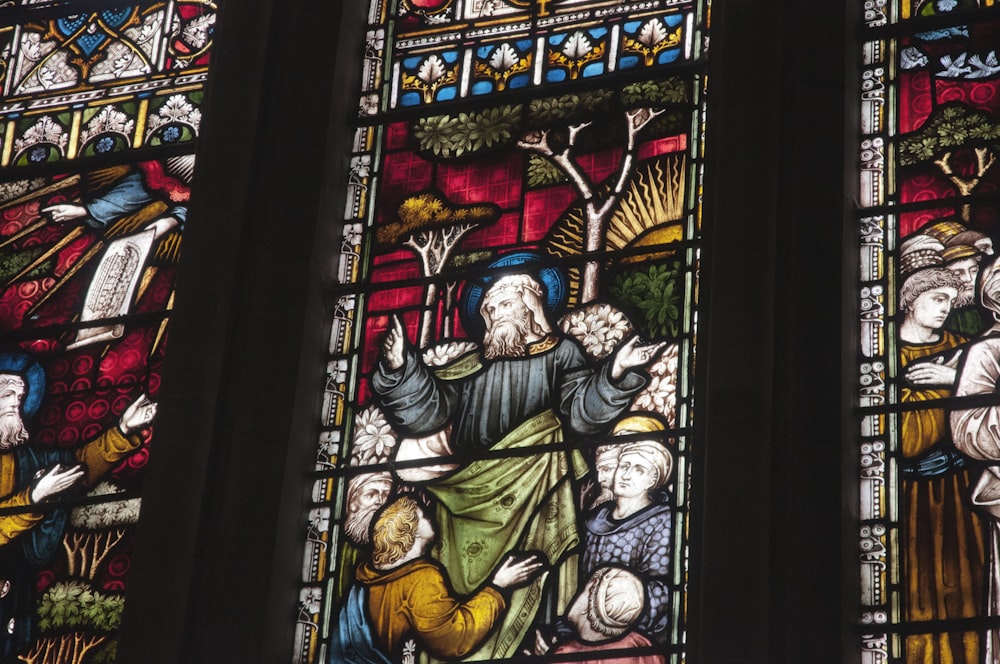 Photographie en contre-plongée d’un vitrail d’église