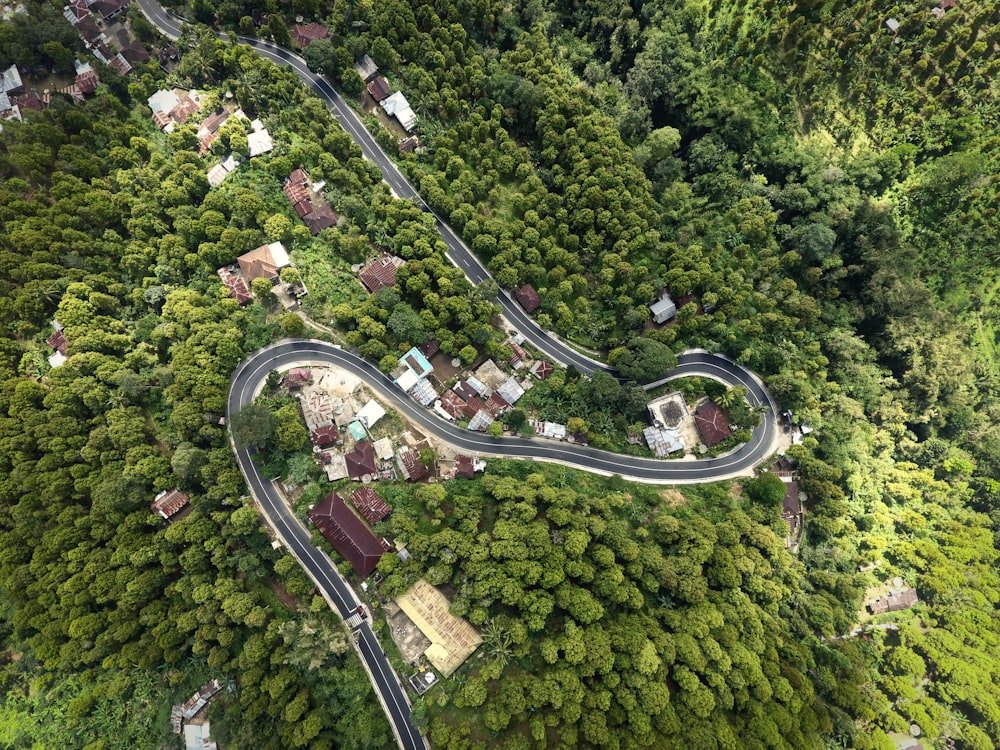 Photographie de vue aérienne d’une route asphaltée