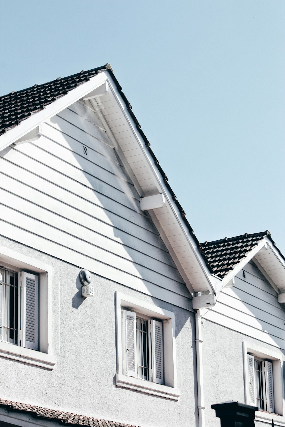 maison en bois pendant la journée