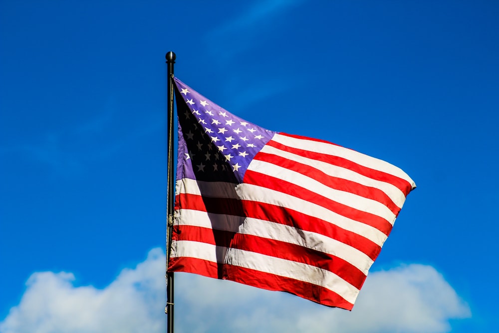 US-amerikanische Flagge unter strahlend blauem Himmel
