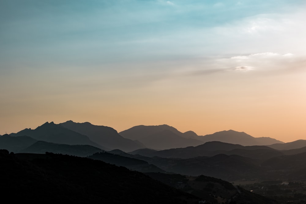 Silhouette des Berges während der goldenen Stunde