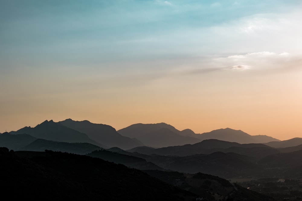 silhouette de montagne pendant l’heure dorée