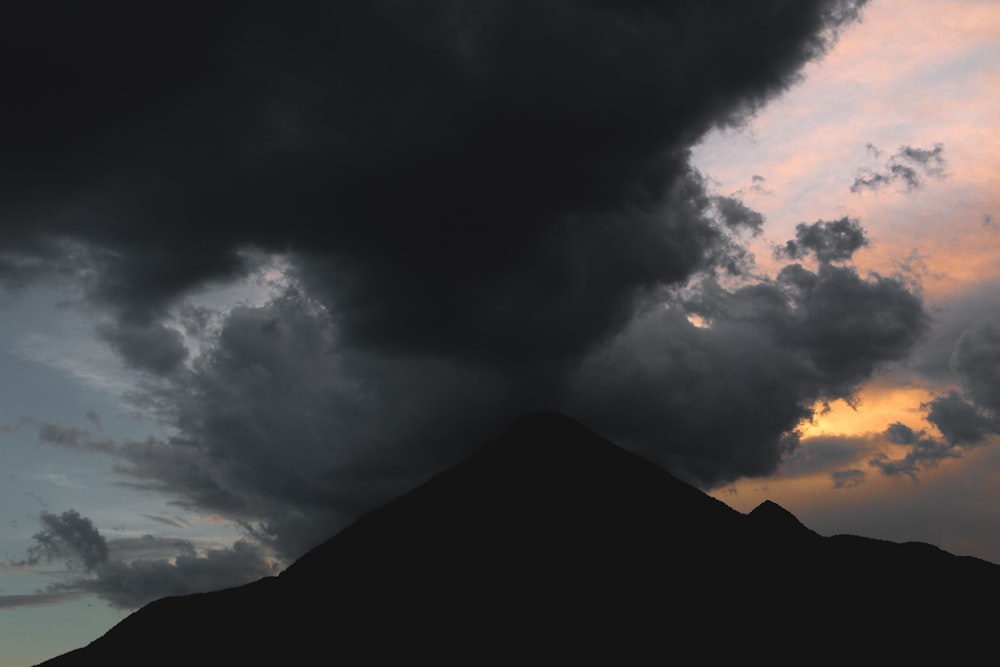 Volcán con humo