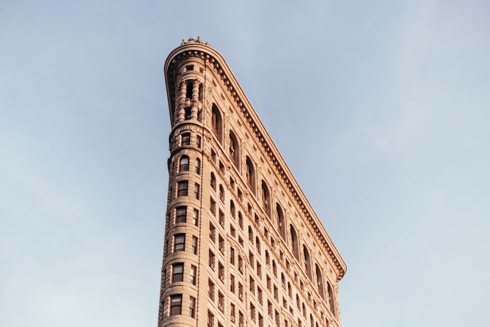 edificio dipinto di marrone durante il giorno