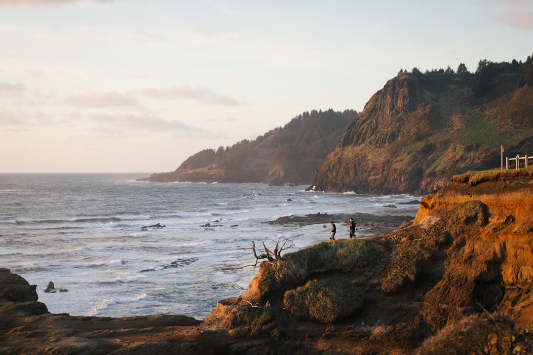 travelers stories about Cliff in Cannon Beach, United States