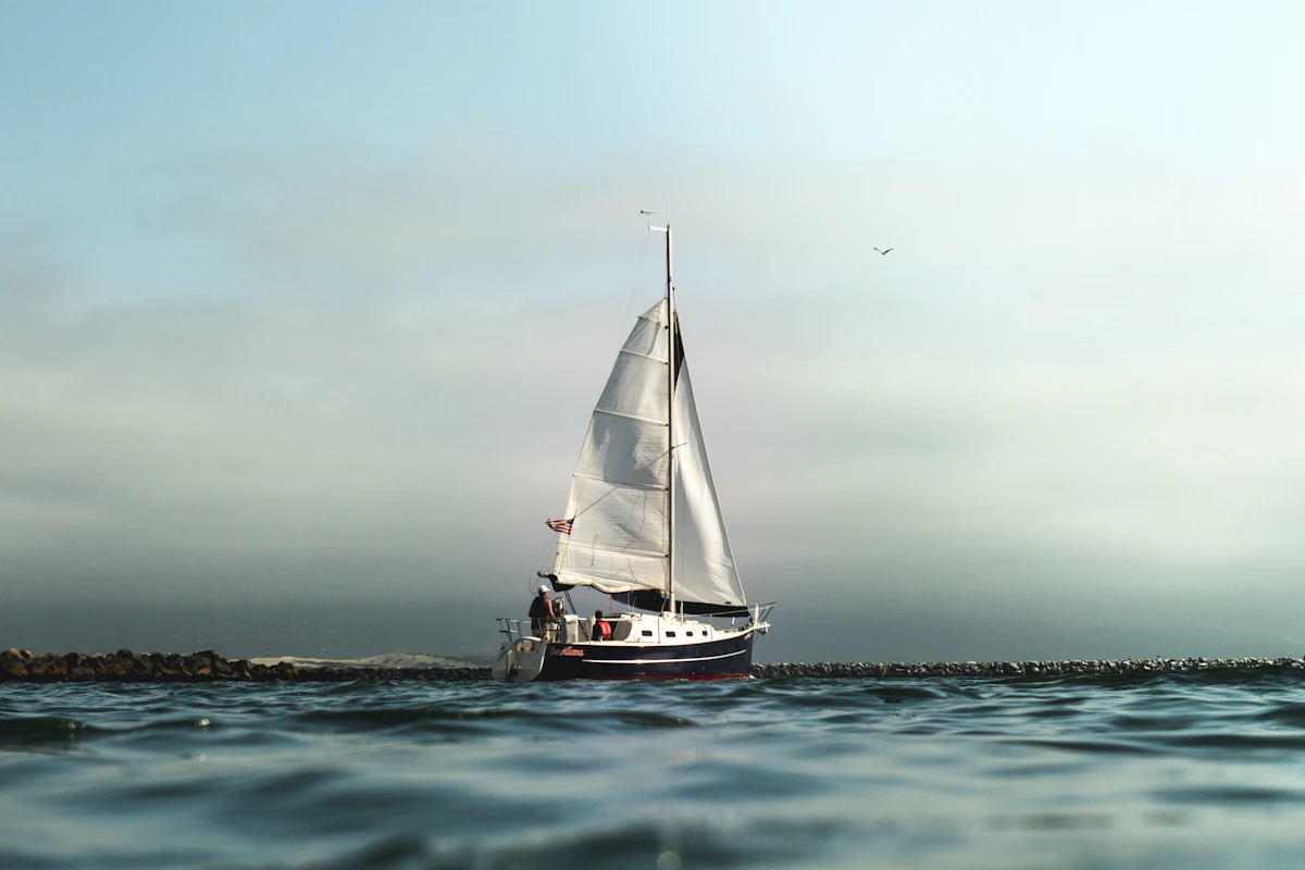 Witte zeilboot op open water