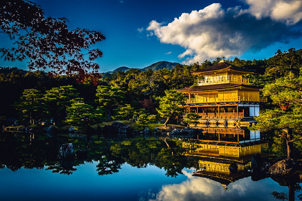 Casa de la pagoda cerca del cuerpo de agua durante el día