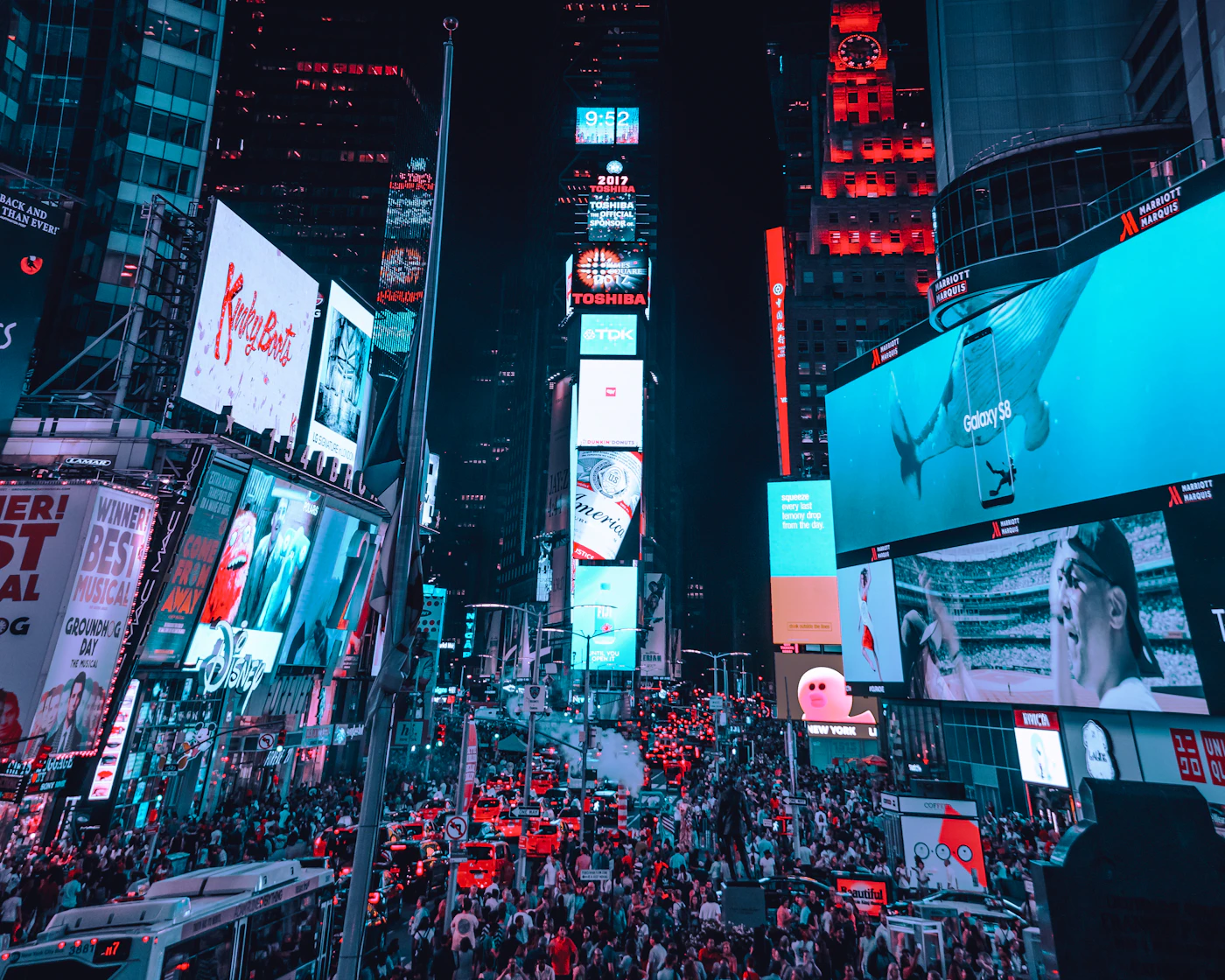 Times Square iluminado de noche en Midtown, Nueva York, Estados Unidos