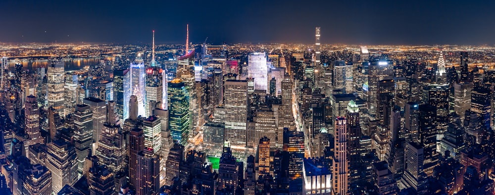 Fotografía aérea de la ciudad por la noche