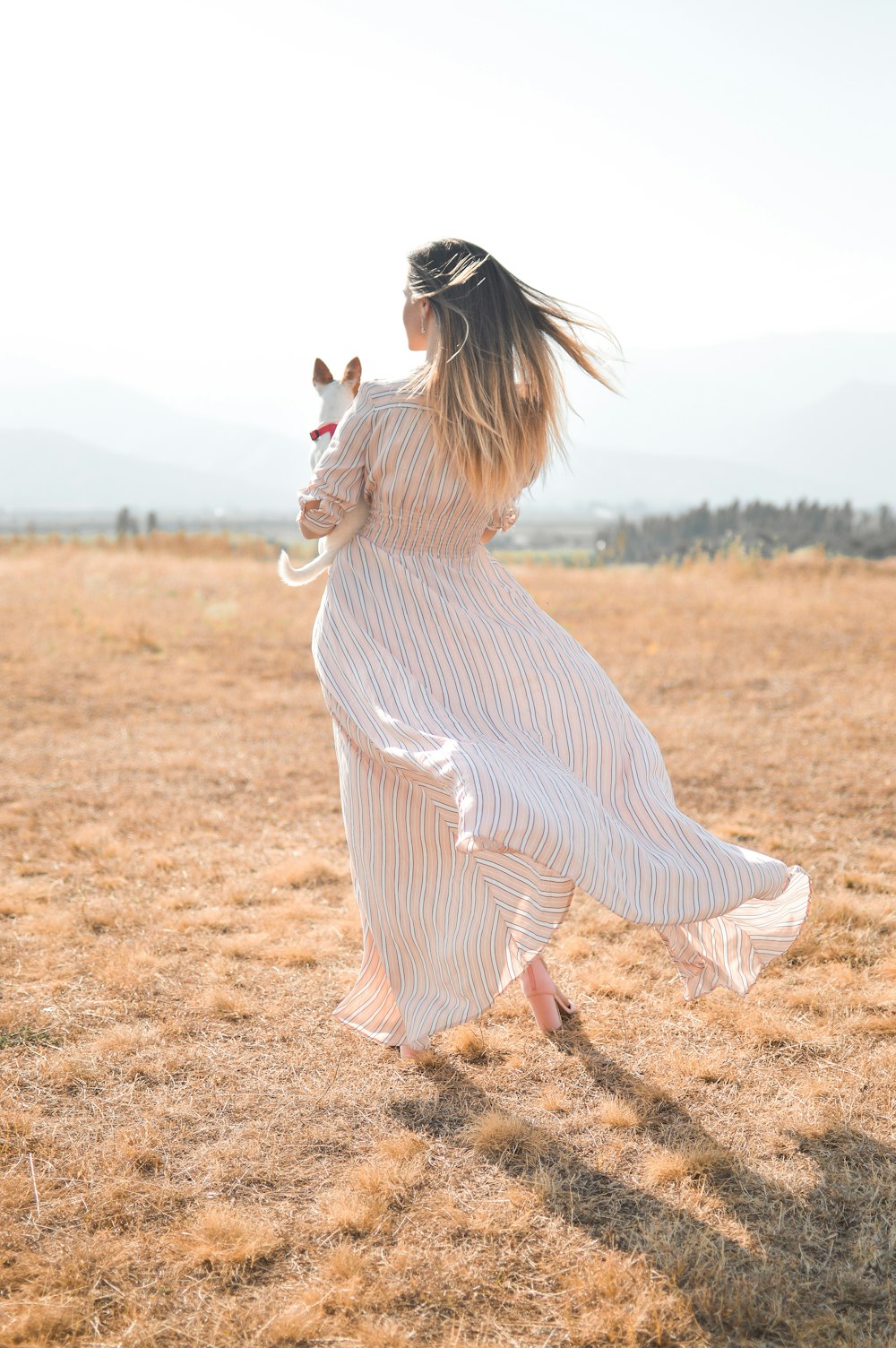 子犬を抱く女性