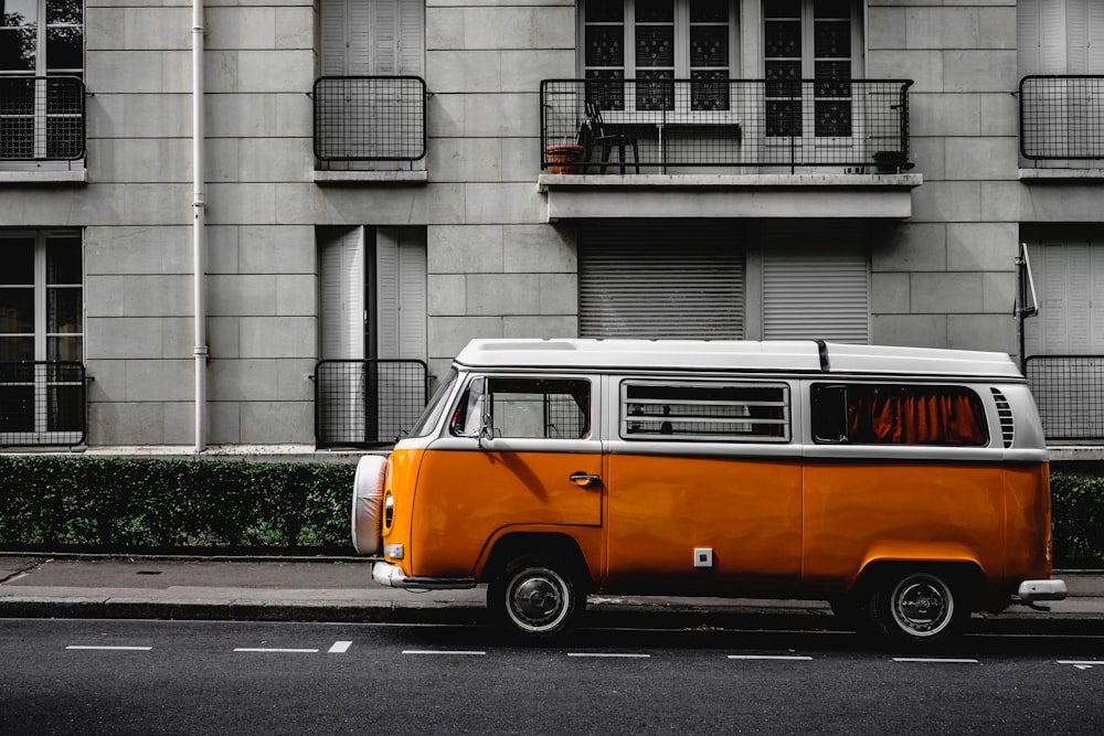 Volkswagen Kombi bianco e arancione su strada
