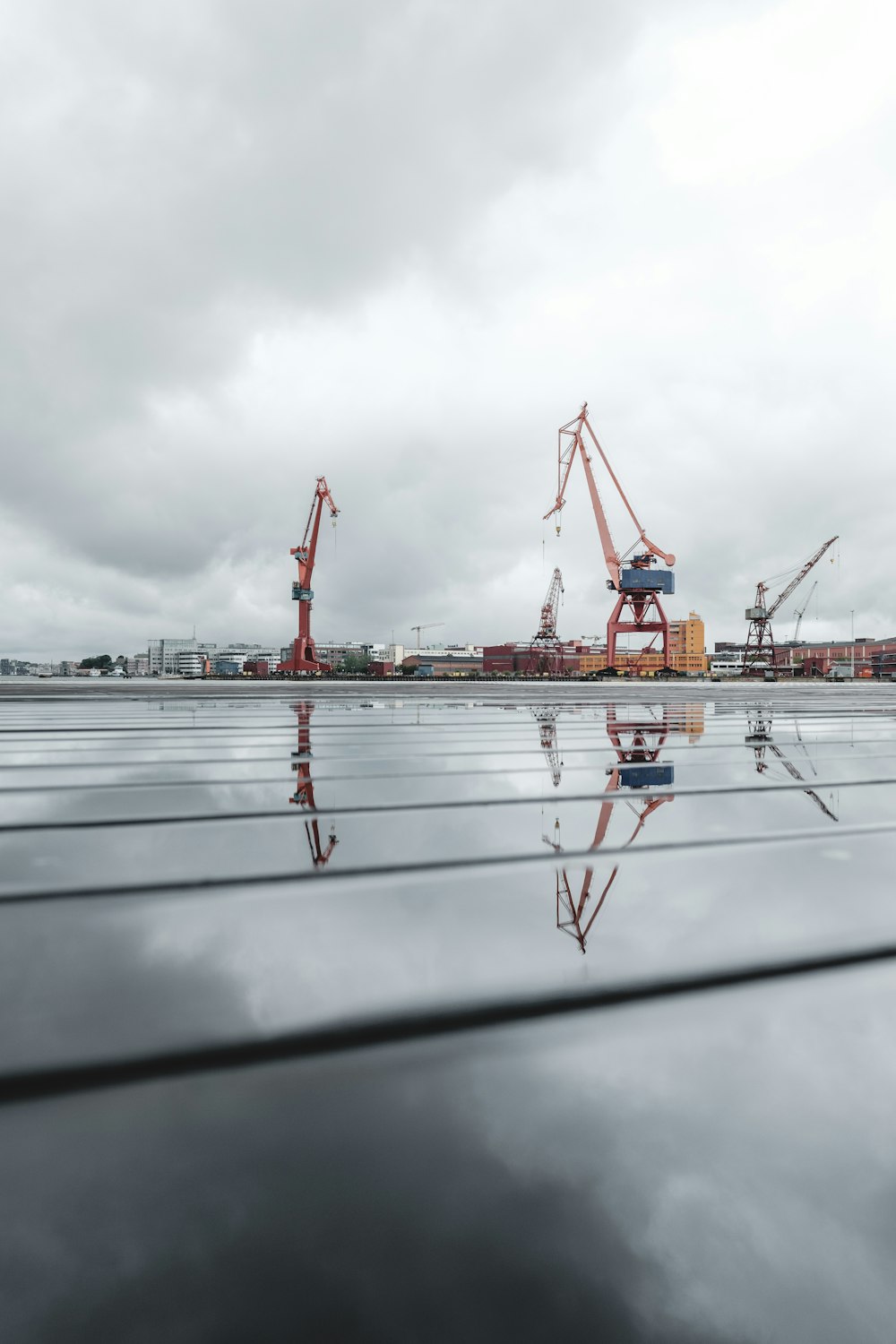 Flachwinkel von Kränen im Seehafen