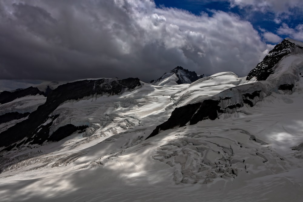 ニンバス雲の下の雪をかぶった山々