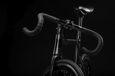 un vélo noir sur fond noir