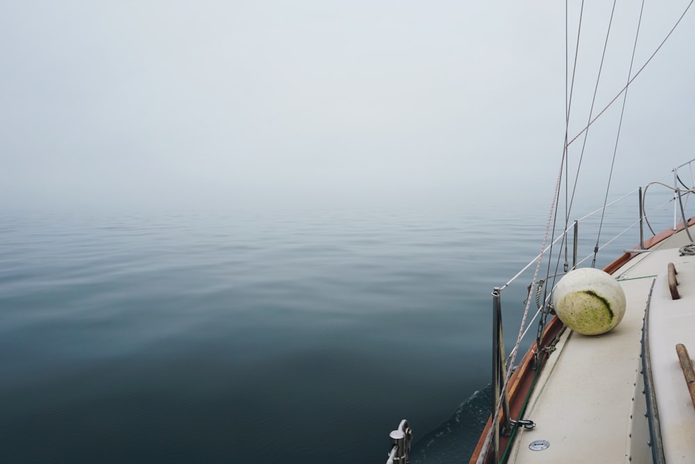 weißes Segelboot auf dem Ozean mit Nebel